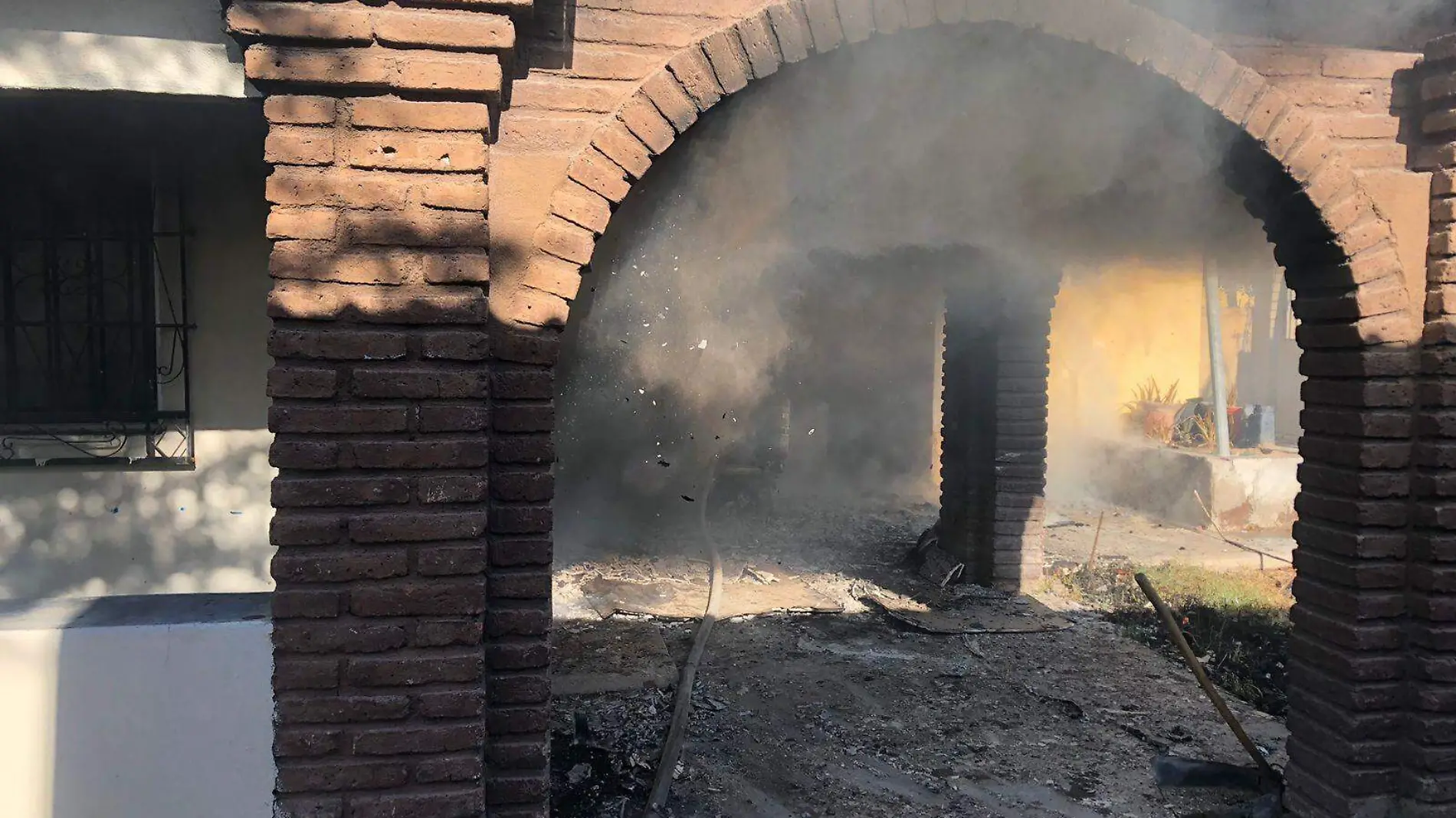 Por la avenida Carlos G. Calles entre calles 21 y 22, esta mañana le prendieron fuego otra vez a una casa abandonada